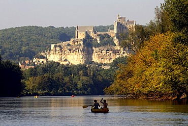 Canoeing on Dordogne River, walled town, Beynac-et-Cazenac, Dordogne Valley, Aquitaine, France, Europe