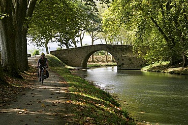 Man, bicycle, small bridge, Canal du Midi, Trebes, Carcassonne, Aude, Languedoc-Roussillon, France, Europe