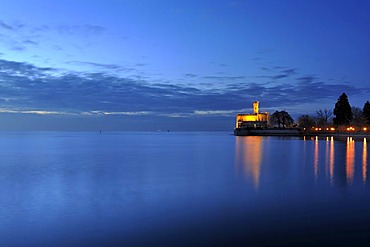 View on Schloss Montfort castle on the shore of Lake Contance, Langenargen, Bodenseekreis district, Baden-Wuerttemberg, Germany, Europe