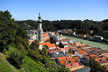 View from the castle on Burghausen with the St. Jakob parish church and the Salzach river, Burghausen, Upper Bavaria, Germany, Europe