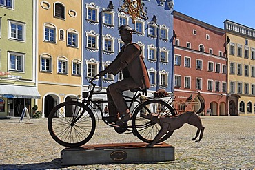 Artwork on the Stadtplatz town square, cyclists with dog by Edgardo Carmona Vergara, Stadtplatz town square, Burghausen, Upper Bavaria, Germany, Europe