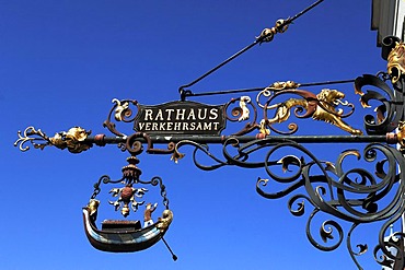 Artfully wrought advertising sign at the town hall and tourist office, Stadtplatz 39 town square, Burghausen, Upper Bavaria, Germany, Europe