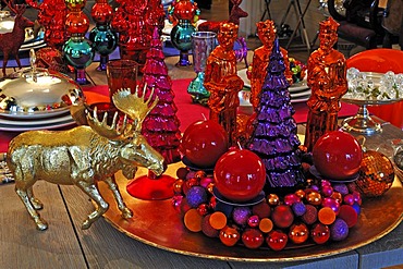 Modern Christmas decorations on a table decorated for sale, Im Weller, Nuremberg, Middle Franconia, Bavaria, Germany, Europe