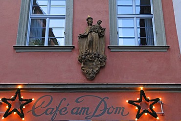 Holy Mary with child statue, facade of the Cafe am Dom coffee house, below Christmas decorations, Ringleinsgasse 2, Bamberg, Upper Franconia, Bavaria, Germany, Europe