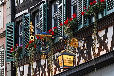 Inn sign "Schlenkerla", inn since 1405, in the back the old facade of the inn, Karolinenstrasse 6, Bamberg, Upper Franconia, Bavaria, Germany, Europe