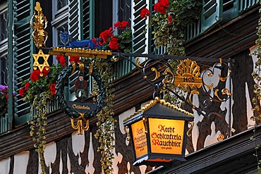 Inn sign "Schlenkerla", inn since 1405, in the back the old facade of the inn, Karolinenstrasse 6, Bamberg, Upper Franconia, Bavaria, Germany, Europe