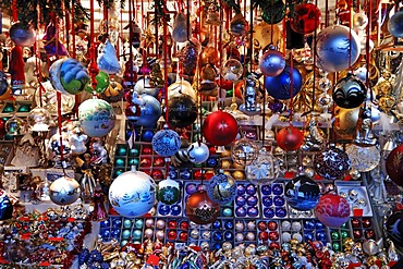 Stand with Christmas ornaments on the Christkindlesmarkt Christmas market, Hauptmarkt, Nuremberg, Middle Franconia, Bavaria, Germany, Europe