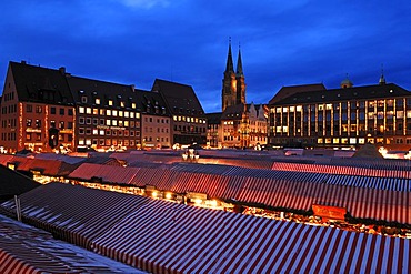 View of the Christkindlesmarkt Christmas market with evening lights, on the left the Sebalduskirche church, in the back the city hall and Schoener Brunnen fountain, Hauptmarkt square, Nuremberg, Middle Franconia, Bavaria, Germany, Europe