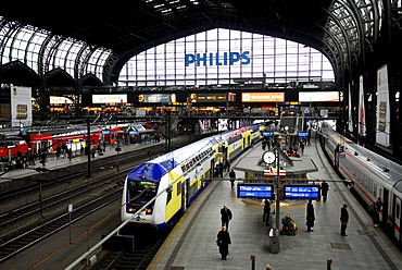 Train, traffic at the platform, central railway station, Hanseatic city of Hamburg, Germany, Europe