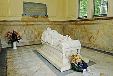 Grave figure of Queen Louise of Prussia, Princess of Mecklenburg-Strelitz, in the Luisentempel temple in the palace gardens, copy of the original by Christian Daniel Rauch, Neustrelitz, Mecklenburg Lake District, Mecklenburg-Western Pomerania, Germany, Eu