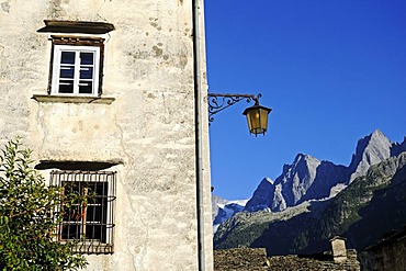 House in the mountain village of Soglio, at back the Bondasca group with Sciora, Piz Cengalo and Piz Badile, Val Bregaglia, Bergell Valley, Engadin, Grisons, Graubuenden, Switzerland, Europe