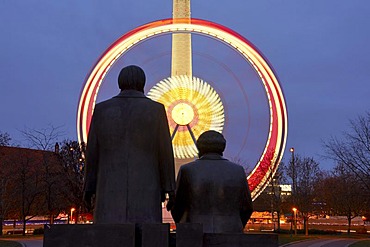 Long-term exposure of a Ferris wheel behind the statue of Karl Marx and Friedrich Engels, Berlin, Germany, Europe