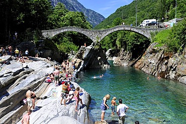 Ponte dei Salti bridge crossing the Verzasca River at Lavertezzo in the Verzasca Valley, Canton of Ticino, Switzerland, Europe