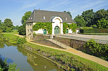 Outbuildings and moat, Wasserburg Linn moated castle, Krefeld, North Rhine-Westphalia, Germany, Europe