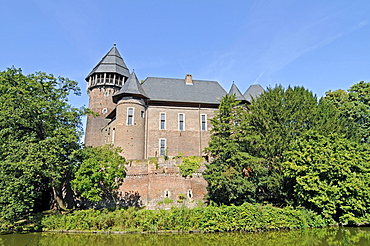 Castle park, moat, Wasserburg Linn moated castle museum, Krefeld, North Rhine-Westphalia, Germany, Europe