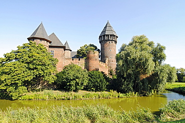 Castle park, moat, Wasserburg Linn moated castle, museum, Krefeld, North Rhine-Westphalia, Germany, Europe