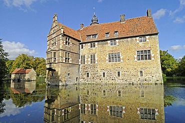 Wasserburg Vischering, a moated castle reflected in its moat, Muensterland Museum, Luedinghausen, Coesfeld, Muensterland, North Rhine-Westphalia, Germany, Europe