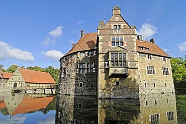 Wasserburg Vischering, a moated castle reflected in its moat, Muensterland Museum, Luedinghausen, Coesfeld, Muensterland, North Rhine-Westphalia, Germany, Europe