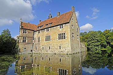 Wasserburg Vischering, a moated castle reflected in its moat, Muensterland Museum, Luedinghausen, Coesfeld, Muensterland, North Rhine-Westphalia, Germany, Europe