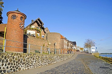 Tide gauge tower, customs tower, historic fortifications, Rhine promenade, boardwalk, Rhine, Rees, Lower Rhine, North Rhine-Westphalia, Germany, Europe