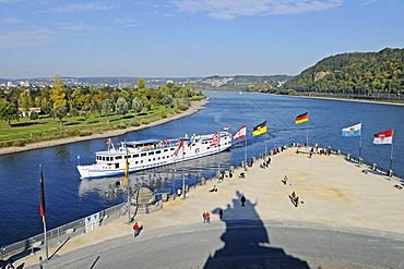 Excursion boat, Kaiser Wilhelm I monument, equestrian statue, flags, state flags, Deutsches Eck, German Corner, Moselle, Rhine, confluence, UNESCO World Heritage Kulturlandschaft Oberes Mittelrheintal cultural landscape of the Upper Middle Rhine Valley, K