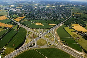 Aerial view, clover, motorway reconstruction, Kamener Kreuz junction of the A1 and A2 motorways, BAB-Kreuz junction, Derne, Kamen, Ruhrgebiet region, North Rhine-Westphalia, Germany, Europe