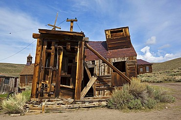 Old dilapidated mill, Bodie State Park, ghost town, mining town, Sierra Nevada Range, Mono County, California, USA