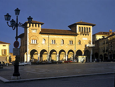 Venetian palace, Piazza Maggiore, Montagnana, Veneto, Italy, Europe