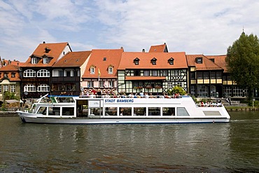 Excursion boat in front of the former fishing village known as Little Venice, Bamberg, Franconian Switzerland, Franconia, Bavaria, Germany, Europe