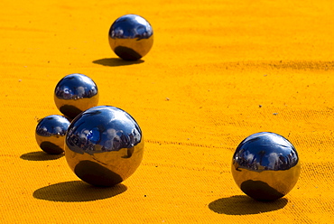 5 petanque balls