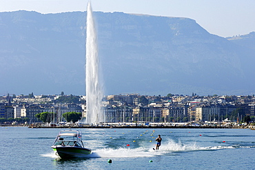 Water skiing in the Rade in front of the giant fountain Jet d'Eau, Lake Geneva, Geneva, Switzerland, Europe