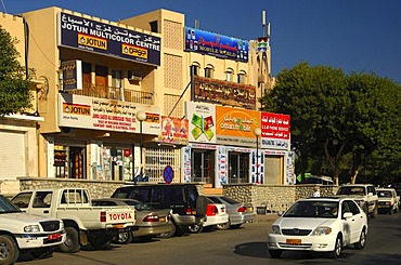 Busy shopping street with local shops, Nizwa, Sultanate of Oman, Middle East