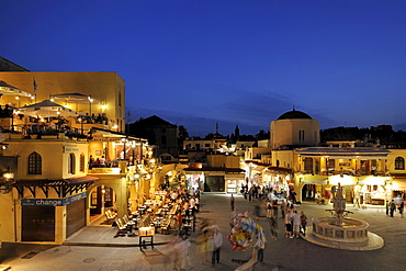 Restaurant and fountain on Platia Ippokratou, Rhodes Town, Rhodes, Greece, Europe