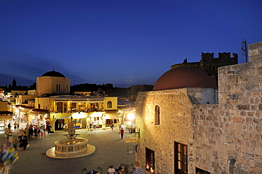 Fountain and Odos Sokratous, a shopping street, seen from Platia Ippokratou, Rhodes Town, Rhodes, Greece, Europe