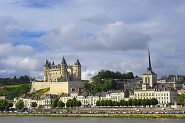 Loire River, Saumur Castle, Chateau de Saumur, and St-Pierre Church, Maine-et-Loire, Saumur, Loire Valley, France, Europe