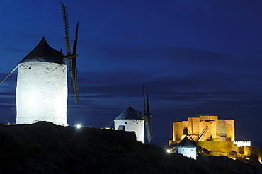 Windmills and Caballeros de San Juan de Jerusalen Castle at dusk, 12th century, Consuegra, Toledo, Route of Don Quixote, Castilla-La Mancha, Spain, Europe