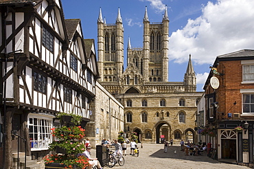 Castle Square with Exchequer Gate, cathedral and tourist office, Lincoln, Lincolnshire, England, United Kingdom, Europe