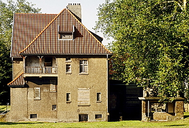 Partially renovated old building with a new roof, former Krupp Bliersheimer Colony Villas, factory homes of the Friedrich-Wilhelm-Huette steelworks, Duisburg-Rheinhausen, Ruhr Area, North Rhine-Westphalia, Germany, Europe