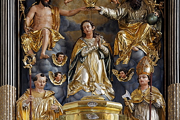 Baroque high altar with carved figures, former abbey church of St. Michael, Basilica minor, Salzkammergut region, Upper Austria, Austria, Europe