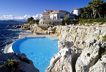 Hotel du Cap Eden Roc, restaurant pavilion and swimming pool by the sea, southern French coast, Antibes, Cote d'Azur, Var, Southern France, France, Europe