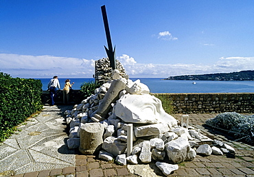 Modern sculpture with a lightning bolt, Picasso Museum in the Chateau Grimaldi, Antibes, Cote d'Azur, Var, Southern France, France, Europe