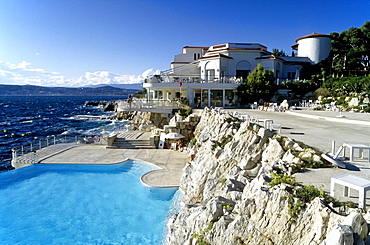 Hotel du Cap Eden Roc, restaurant pavilion and swimming pool by the sea, southern French coast, Antibes, Cote d'Azur, Var, Southern France, France, Europe