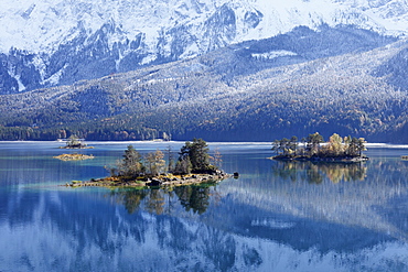 Islands in the Eibsee lake, Grainau, Werdenfelser Land region, Upper Bavaria, Bavaria, Germany, Europe