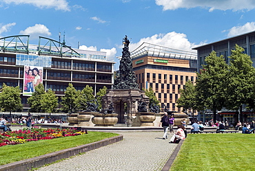 Paradeplatz parade square, Grupello-Pyramide in the back, Mannheimer Planken shopping street, Mannheim, Baden-Wuerttemberg, Germany, Europe