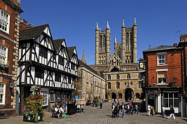 Lincoln Cathedral or St. Mary's Cathedral, 12th and 13th Century, Gothic-Romanesque, with surrounding houses, Minster Yard, Lincoln, Lincolnshire, England, UK, Europe