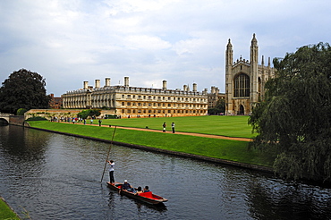 Cruise on the Cam river, called Punting, with building and chapel of King's College, King's Parade, Cambridge, Cambridgeshire, England, United Kingdom, Europe