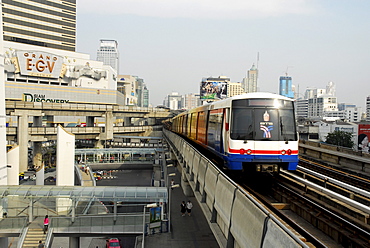 Sky Train viaduct, Skytrain bridge at the Siam Discovery Center, Pathumwan, Pathum Wan district, Bangkok, Krung Thep, Thailand, Asia