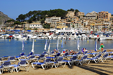 Bay with beach, the marina and the houses of Puerto Soller at back, Port de Soller, Mallorca, Majorca, Balearic Islands, Mediterranean Sea, Spain, Europe