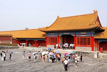 Visitors, tourists standing in front of a Chinese gate, Forbidden City, Imperial Palace, Beijing, China, Asia