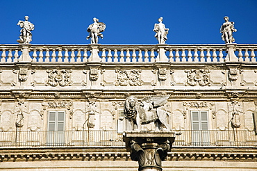 Piazza delle Erbe, Palazzo Maffei, St. Mark's Pillar with St. Mark's Lion, Verona, Veneto, Italy, Europe